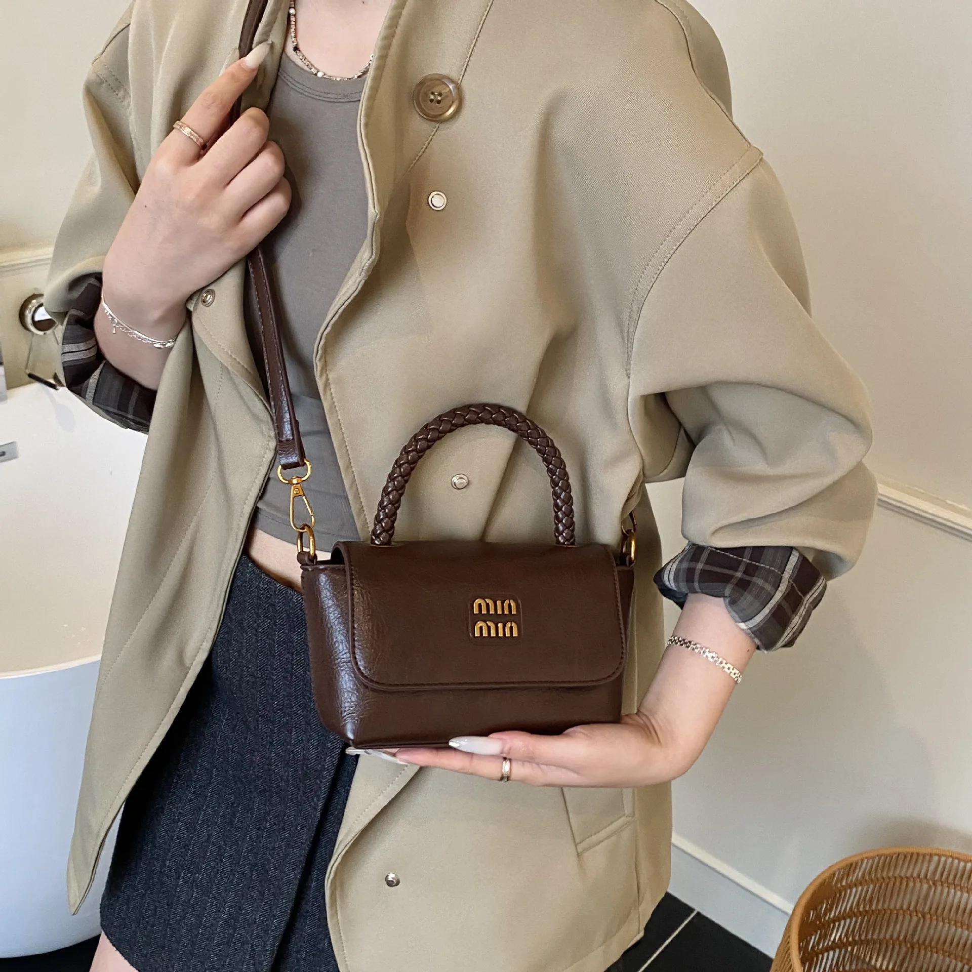 

Роскошная сумка через плечо 2025 года, нишевая сумка через плечо для женщин, минималистичная сумка «день-ночь», текстурированная сумка на ремне, шикарная сумка с верхней ручкой