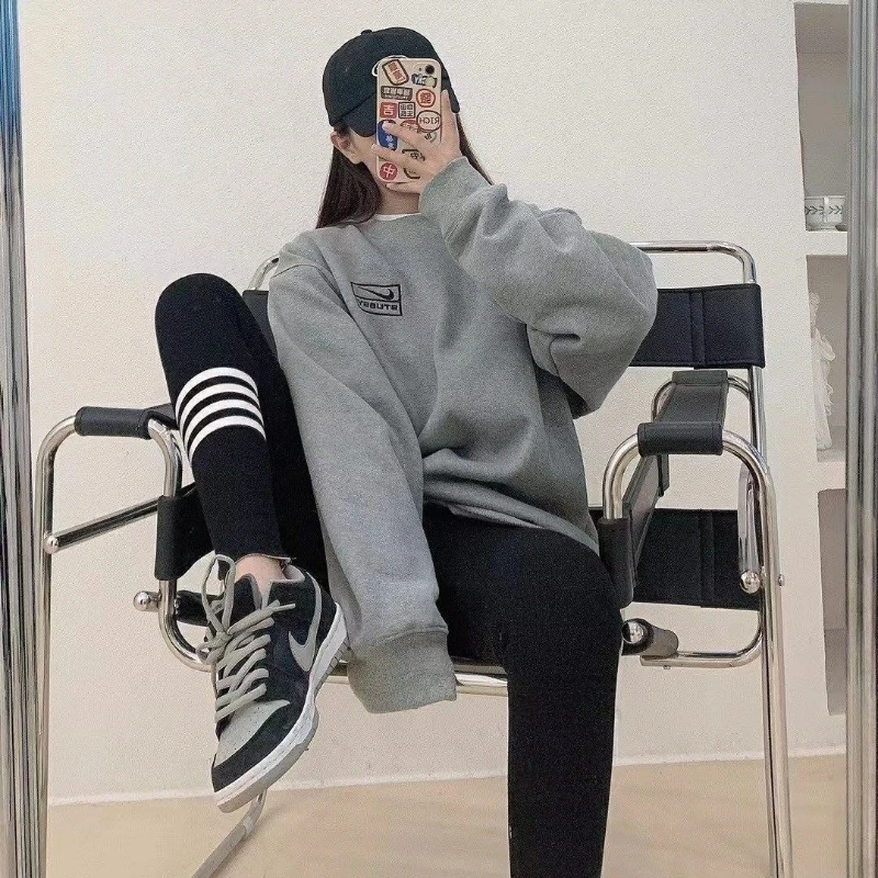 بنطال رياضي نسائي رمادي مضلع خفيف الوزن شبكي بدون خياطة لملابس رياضية مخططة متباينة لفصل الصيف والخريف