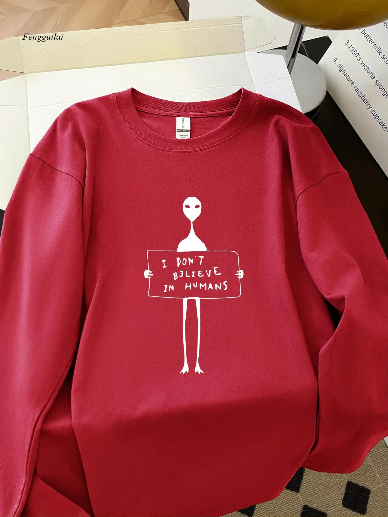 Divertida camiseta de manga larga con gráfico alienígena - Camisa beige con cuello redondo con frase "Don't Believe in Humans" - Suave todos los días