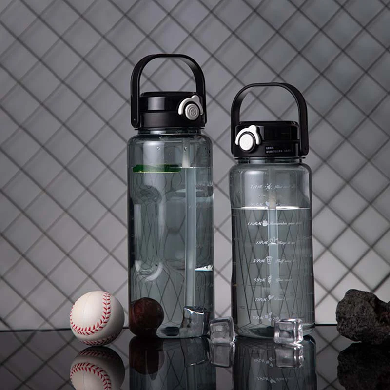 [Xe] Garrafa de água esportiva com canudo de 1,5/2 litros com escala de plástico verão suco frio copo de água garrafas de viagem portáteis de grande capacidade