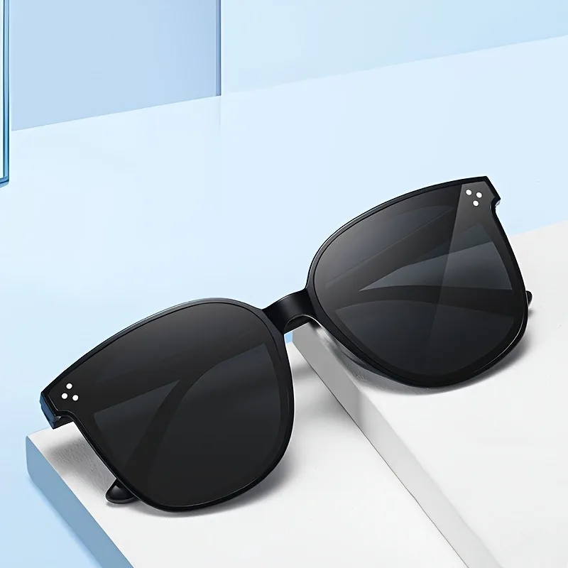 1 Pair of Over the Counter Fashionable Glasses Lightweight Street Style Taking Photos Every Day To Keep Up with the Trend