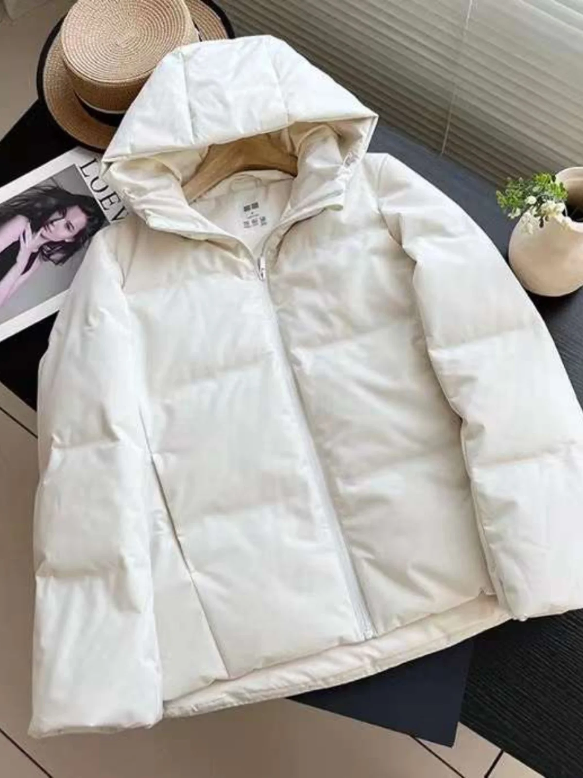 Zimowa damska kurtka puchowa z kapturem, ocieplana, biała, z puchu, prosta, do pracy, elegancka.