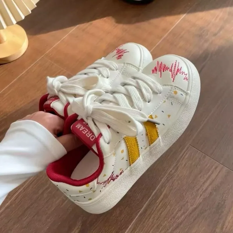 جديد أحمر كبير الرأس حذاء قماش المرأة فائقة النعومة سميكة القاع ارتداء مقاومة ربيع جديد نمط شقة الدانتيل أحذية رياضية الكبار