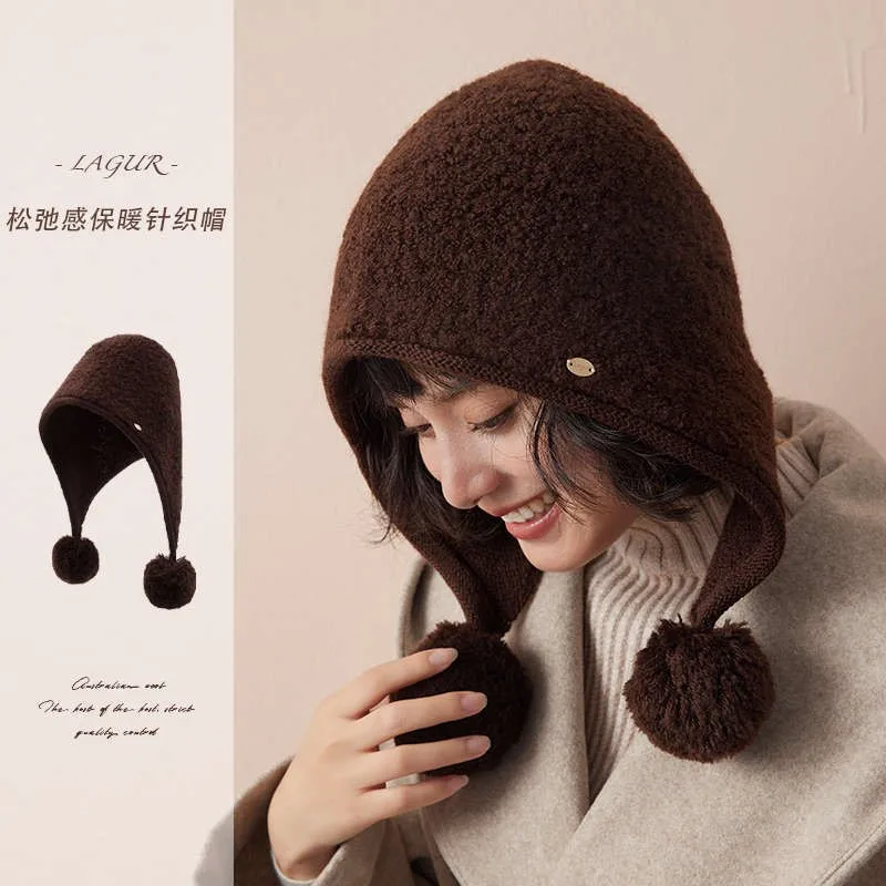 The relaxed and warm knitted cap is versatile for women