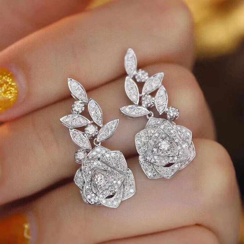 Huitan New Sparkling Flower Dangle Earrings Women Estetyczne akcesoria kamelii na wesele Srebrny kolor Modna biżuteria