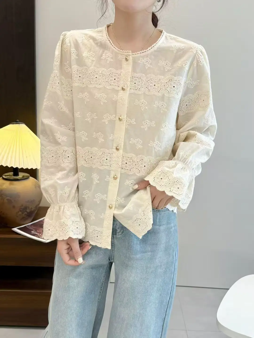 جديد 2025 الخريف قميص قطني بكم طويل ، المرأة س الرقبة التطريز الجوف خارج ، موري فتاة مزاجه شيك بلوزة فضفاضة T58623CC
