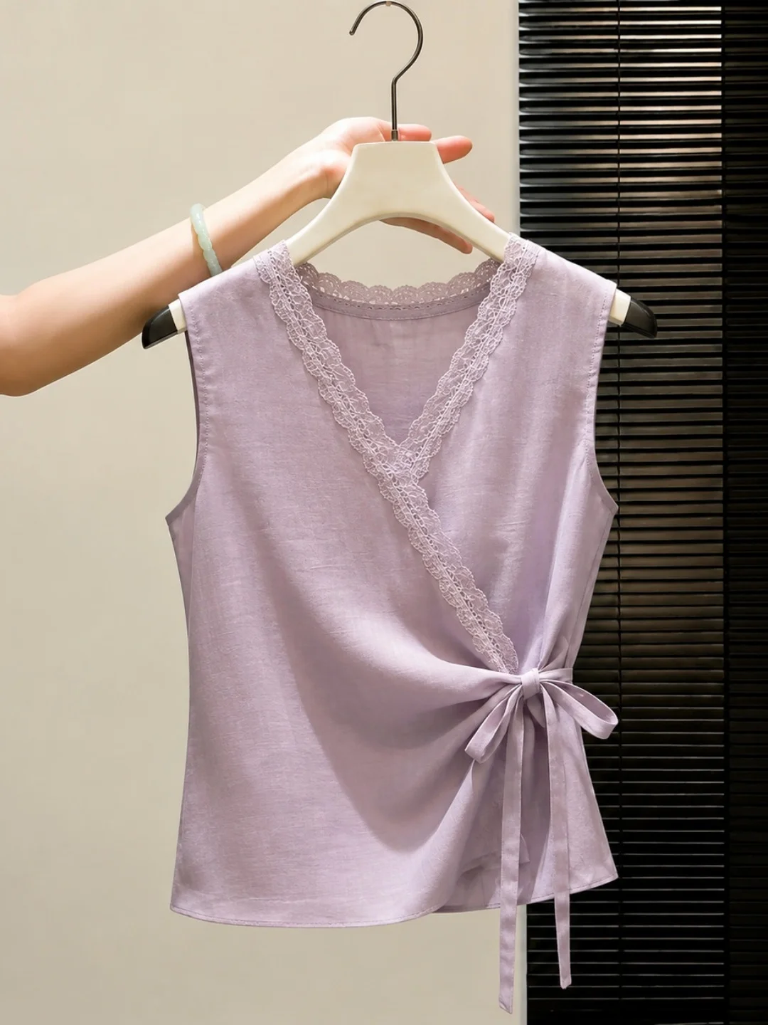 

Elegant Lace Splice Waist-Cinching Sleeveless Vest Women's Slim Fit Summer Fashionable Top V-neck Regular Length Color