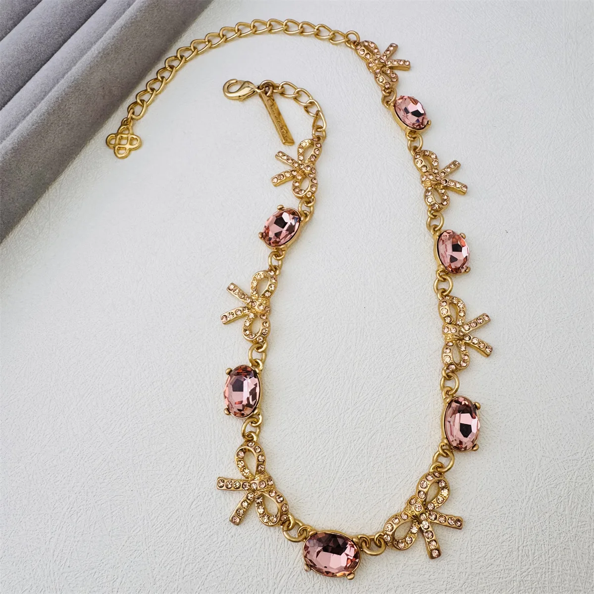 Os Retro Sparkling Bow Crystal Clavicle Necklace with Inlaid Oval Rhinestone for Her Fashion Luxury Elegant Party Jewelry
