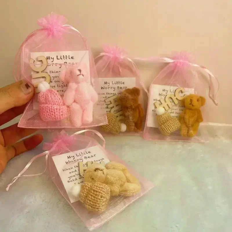 ニット帽とメッシュバッグ付きのミニぬいぐるみ、ピンクのリボン付きで完璧なクリスマスプレゼント