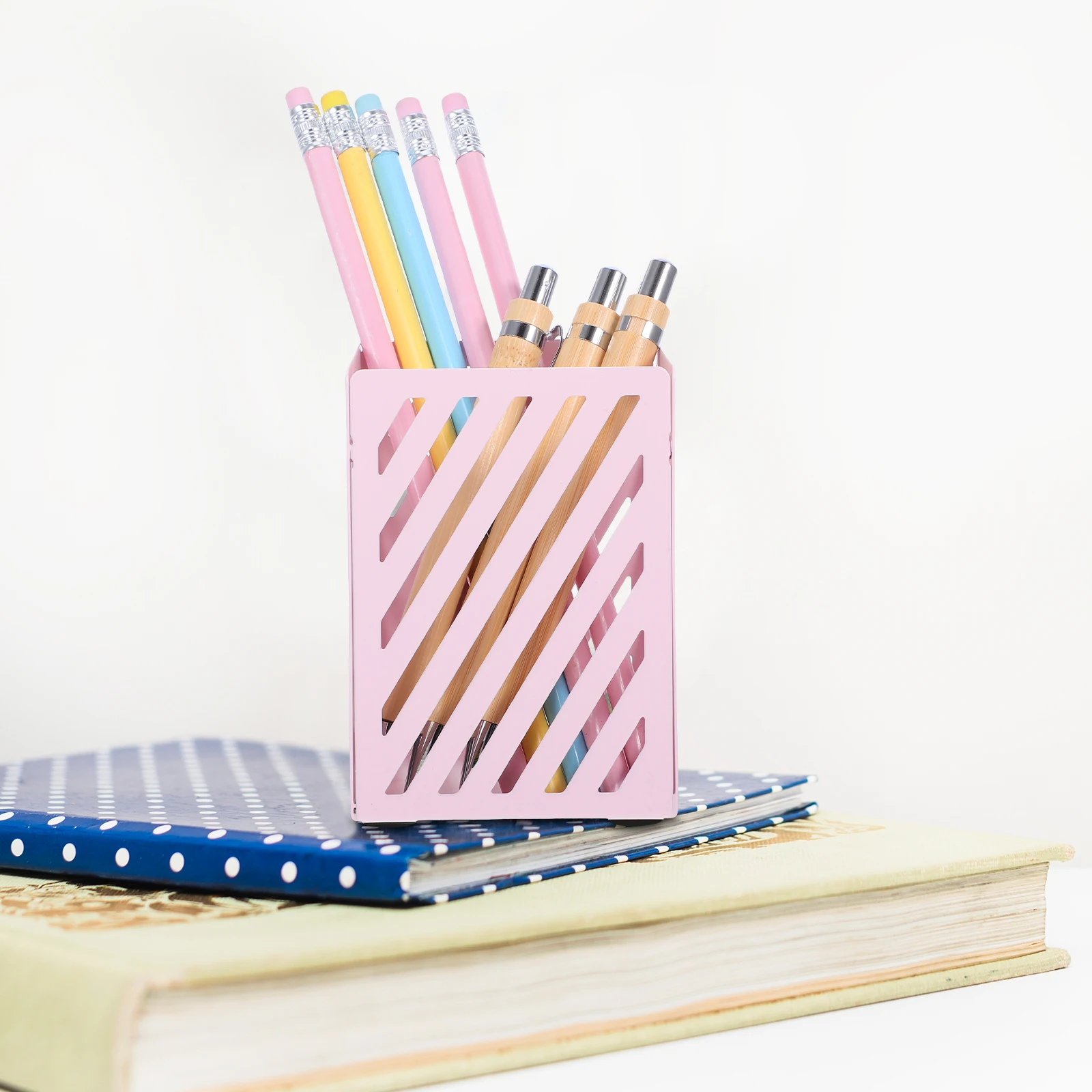 

Iron Pen Holder Cup for Desk Makeup Brush Containers Organizing Mesh Pencil Dispenser