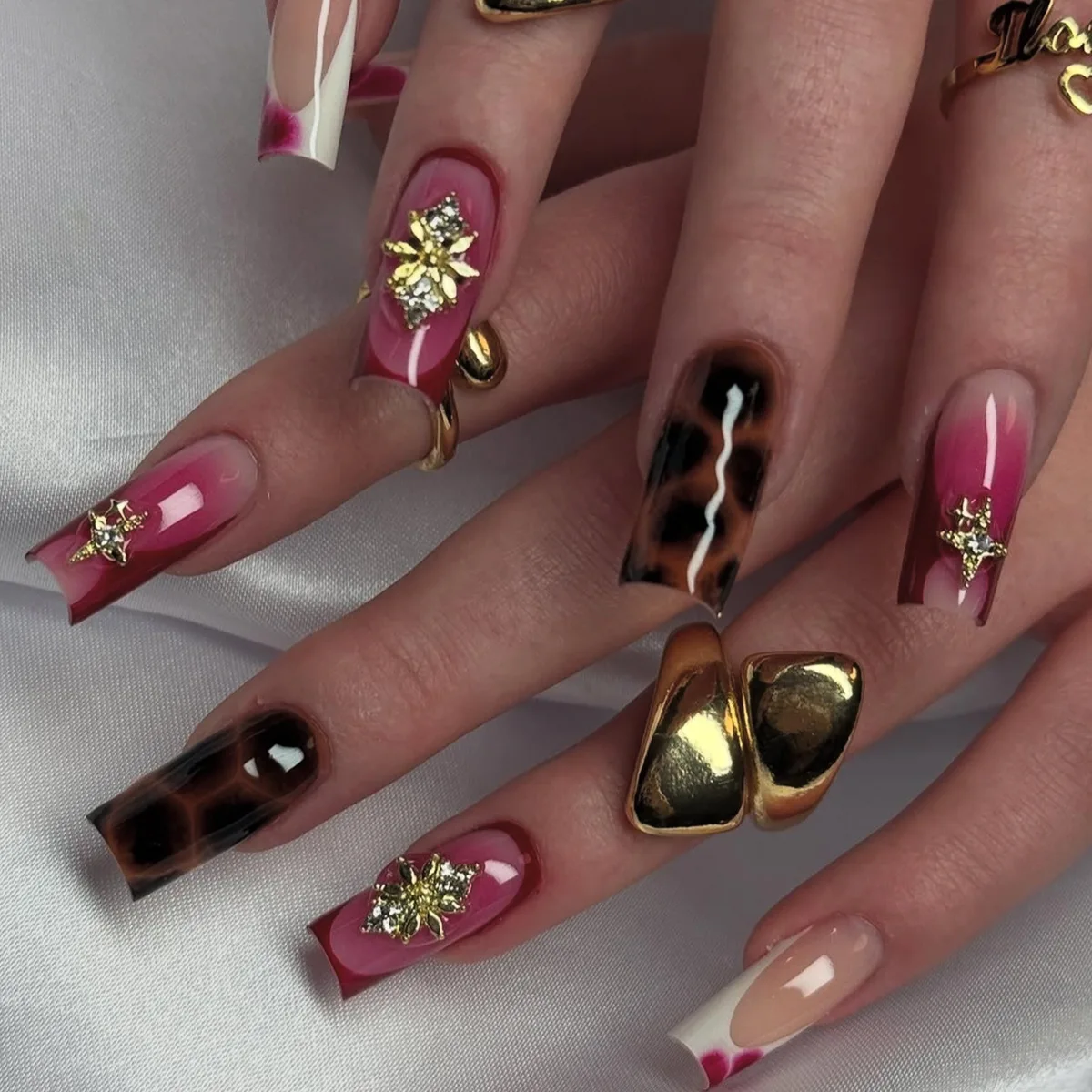 

24 шт. Красные накладные ногти для французского маникюра с 3D золотыми звездами и стразами, средней длины, квадратные, многоразовые, накладные, готовые к использованию