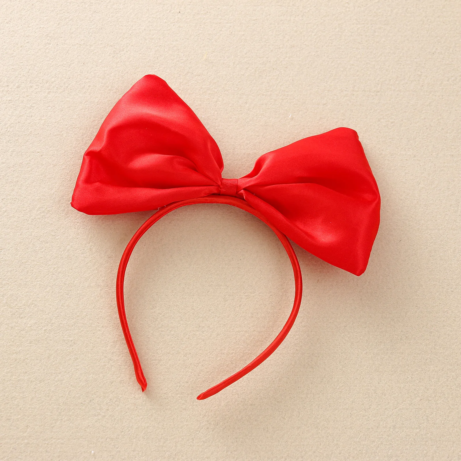 สาวฤดูร้อนของดิสนีย์สวมชุดเดรสแขนกุดประกบสโนว์ไวท์สีน้ําเงินสีเหลืองชุดสองชิ้นที่คาดผมโบว์