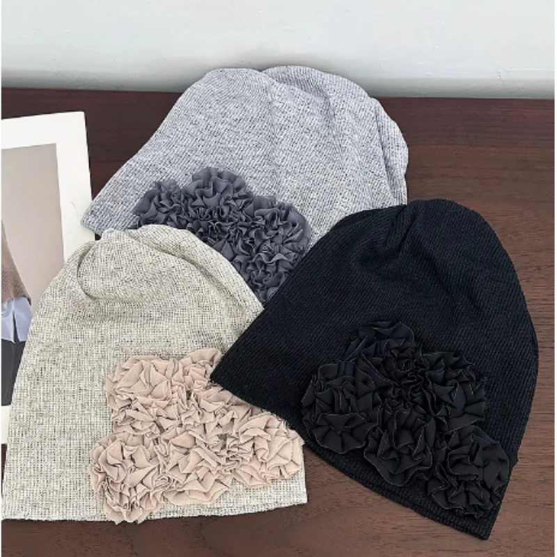 日本のニッチな花柄デザインのプルオーバーニットパイルハット、秋のストリートスタイル、万能で甘いルーズフィットのスカルビーニーキャップ（女性用）