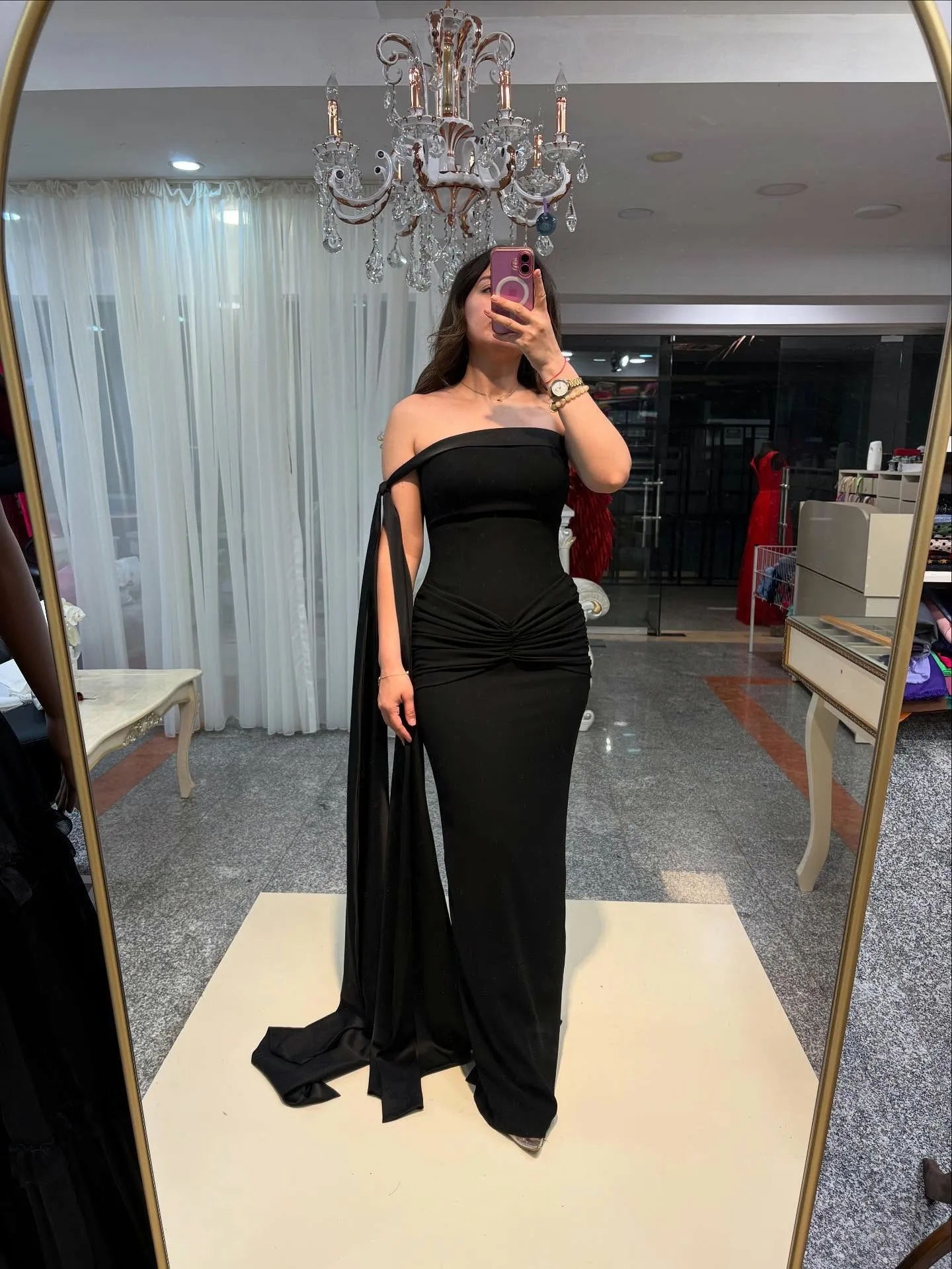 Sukienka na studniówkę Msikoods Msikoods Prosta Czarna Sukienka Wieczorowa na Jedno Ramię z Drapowanym Rękawem, Syreni Krój, Sukienka na Imprezę, Szyta na Miarę