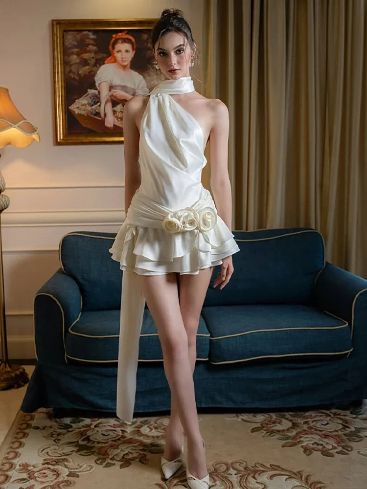 فستان نسائي مثير بدون ظهر ثلاثي الأبعاد على شكل زهور من الساتان الأبيض فستان على شكل حرف a للسيدات صيفي ضيق أنيق للحفلات والنوادي جديد 2025