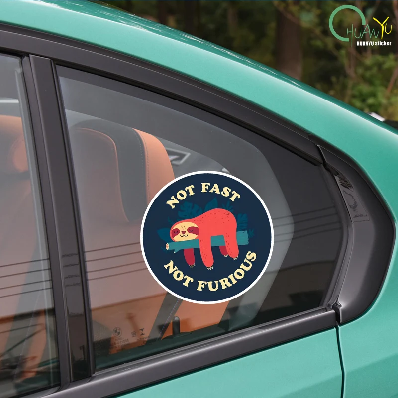 

Наклейка на автомобиль «Не быстро, не гневно» с изображением ленивца — самого смертоносного греха, виниловая наклейка для заднего стекла, багажника, бампера автомобиля.