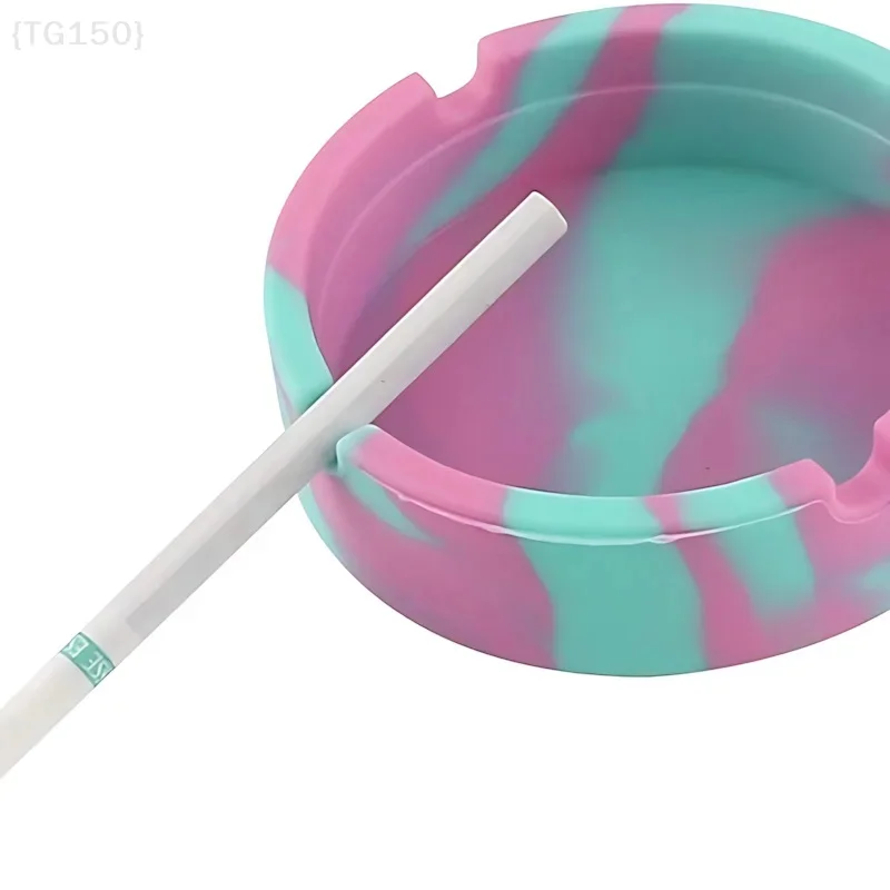 منفضة سجائر محمولة مموهة، حامل سجائر مضاد للحرق مع تصميم سيليكون دائري ناعم