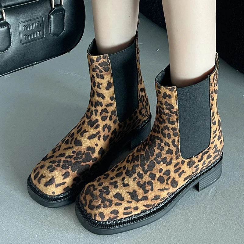 Leopard 2024 Med Heels stivaletti alla caviglia da donna Western Slip-on scarpe da donna per donna autunno donna stivaletti Chelsea moderni corti