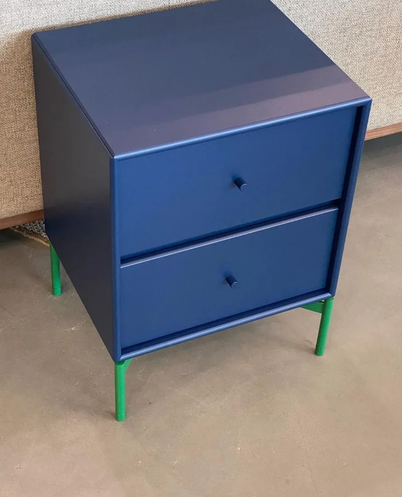 طاولة بجانب السرير لمشاهير الإنترنت