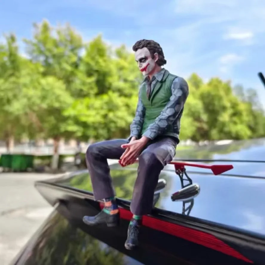 

24cm Joker Heath Ledger Sitting Posture Green Suit Handheld Mask Figures Car Doll Tail Roof Model Statue Collectable Toys
