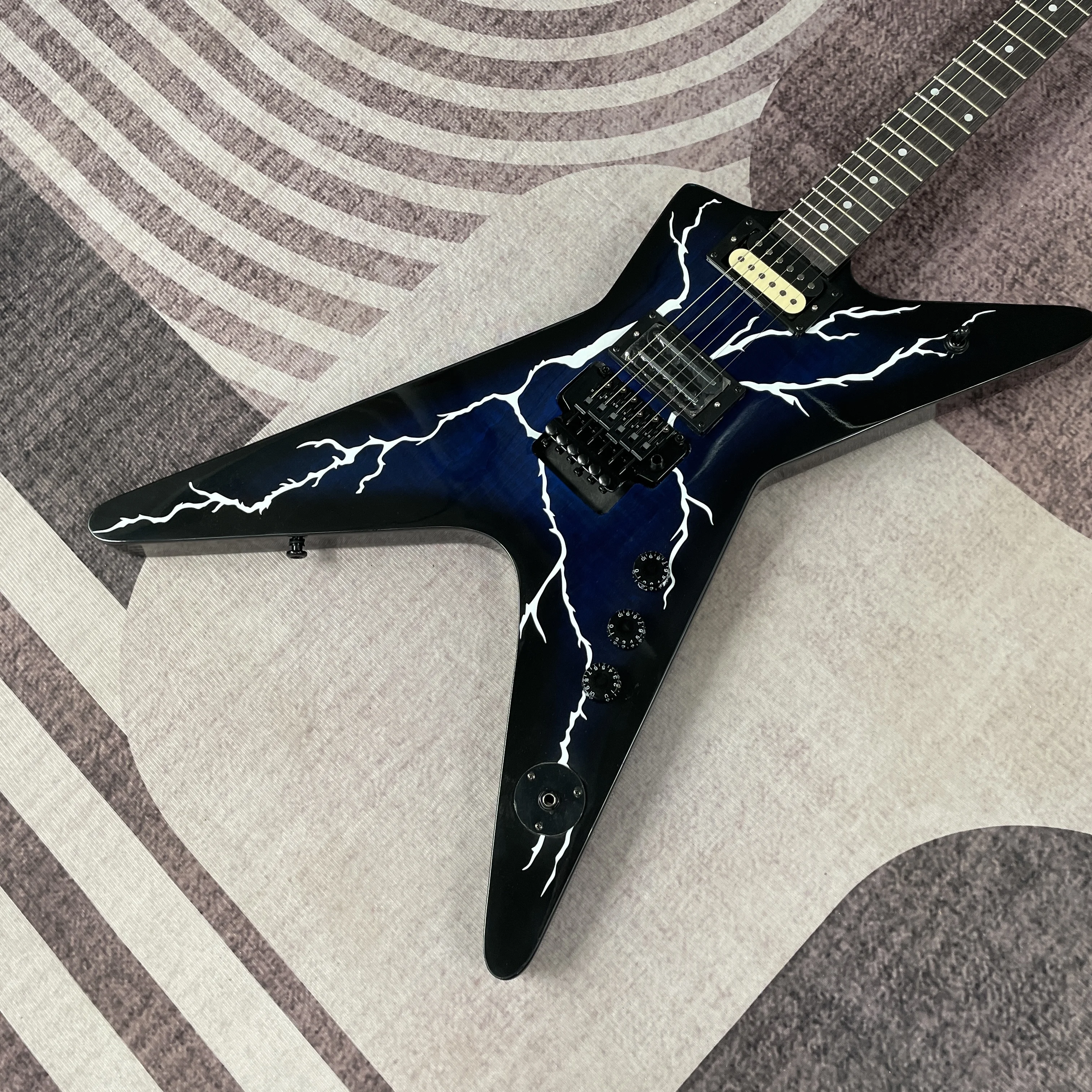 

Совершенно новая электрогитара Blue Lightning в форме вилки, с черной фурнитурой, 22-клавишная, из палисандра.