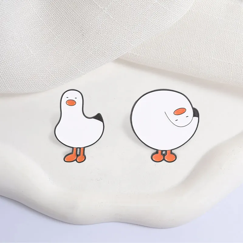 Cartoon Runde, schräg stehende weiße Möwen-Emaille-Anstecknadel – Einfache, verspielte, niedliche Möwen-Brosche für Taschen und Revers – Schmuckgeschenk – Detail 5