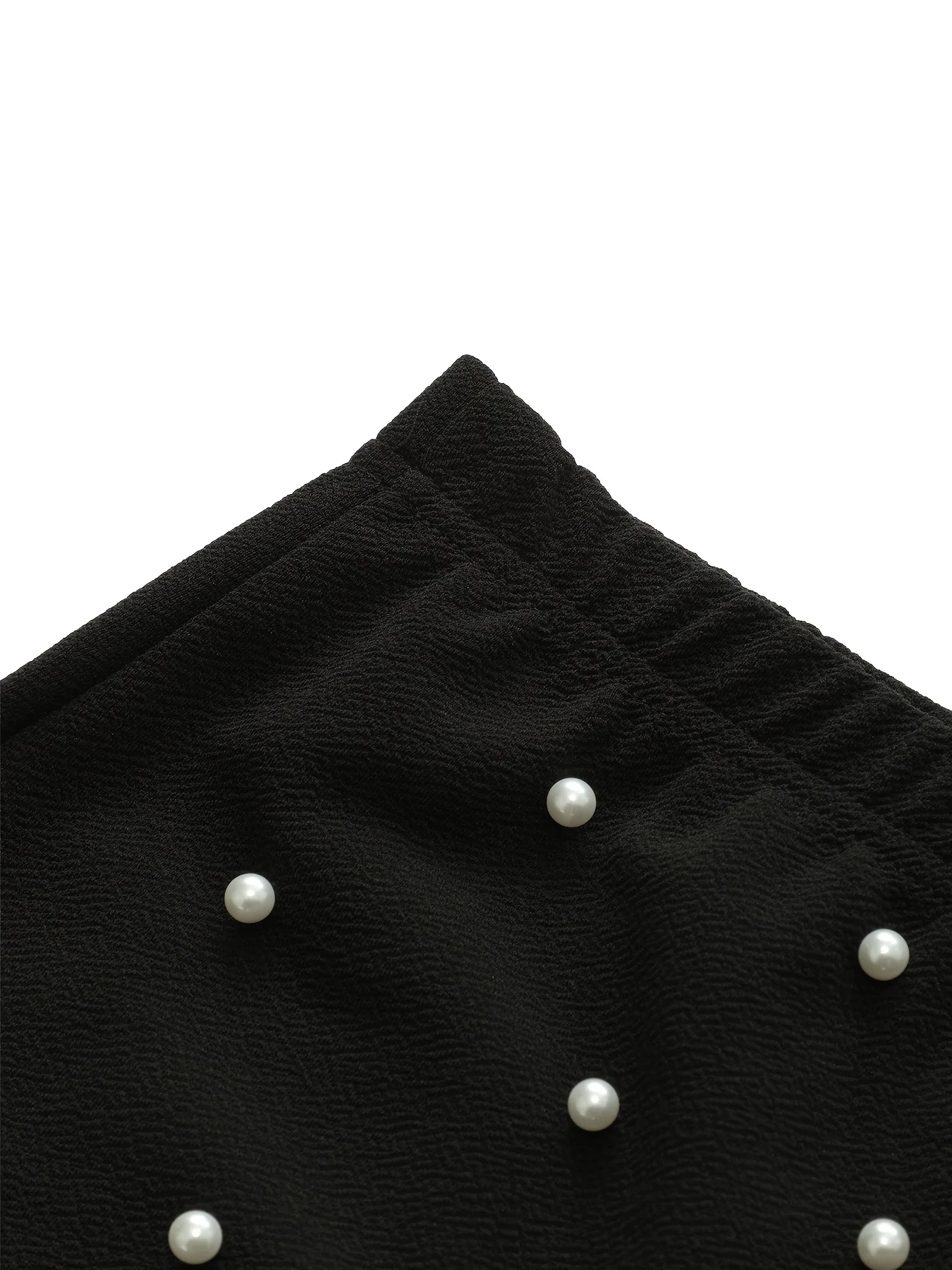 กางเกงขาสั้นเซ็กซี่สีดำมุกดำที่สดใส มีเสน่ห์ สง่างาม และหรูหราของผู้หญิง