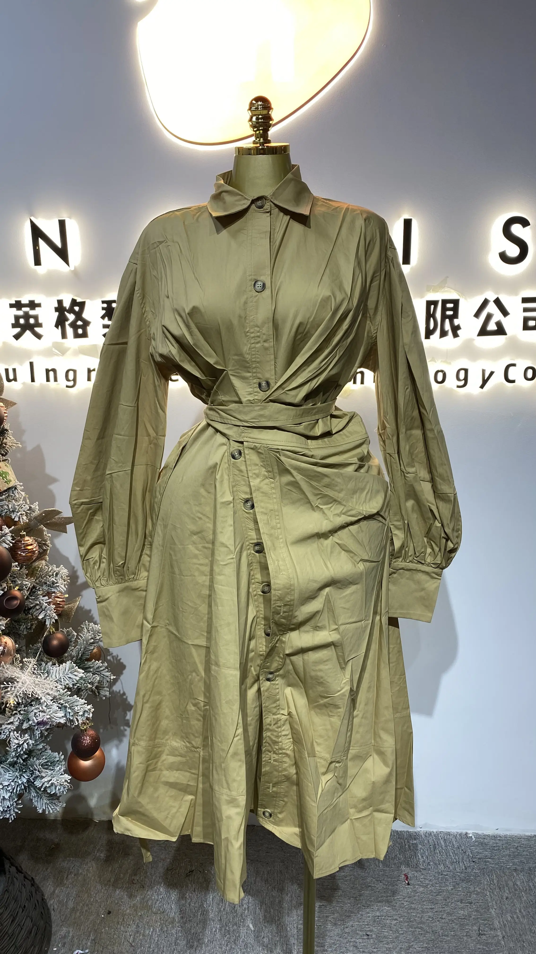 Lantern sleeves and an asymmetrical hem: An elegant shirt dress suitable for the office.-GZXX591