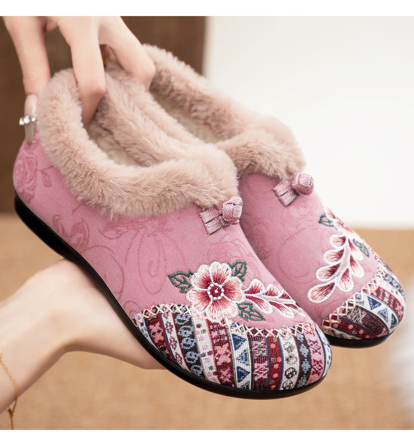 Embroidery Knot - รองเท้าผู้หญิงสไตล์โบฮีเมียนสำหรับฤดูหนาว ปักลายแบบชาติพันธุ์ บุด้วยผ้าขนสัตว์ พร้อมปกคอเสื้อแบบจีน ติดกระดุมแบบผูกเชือก สวมใส่ง่าย