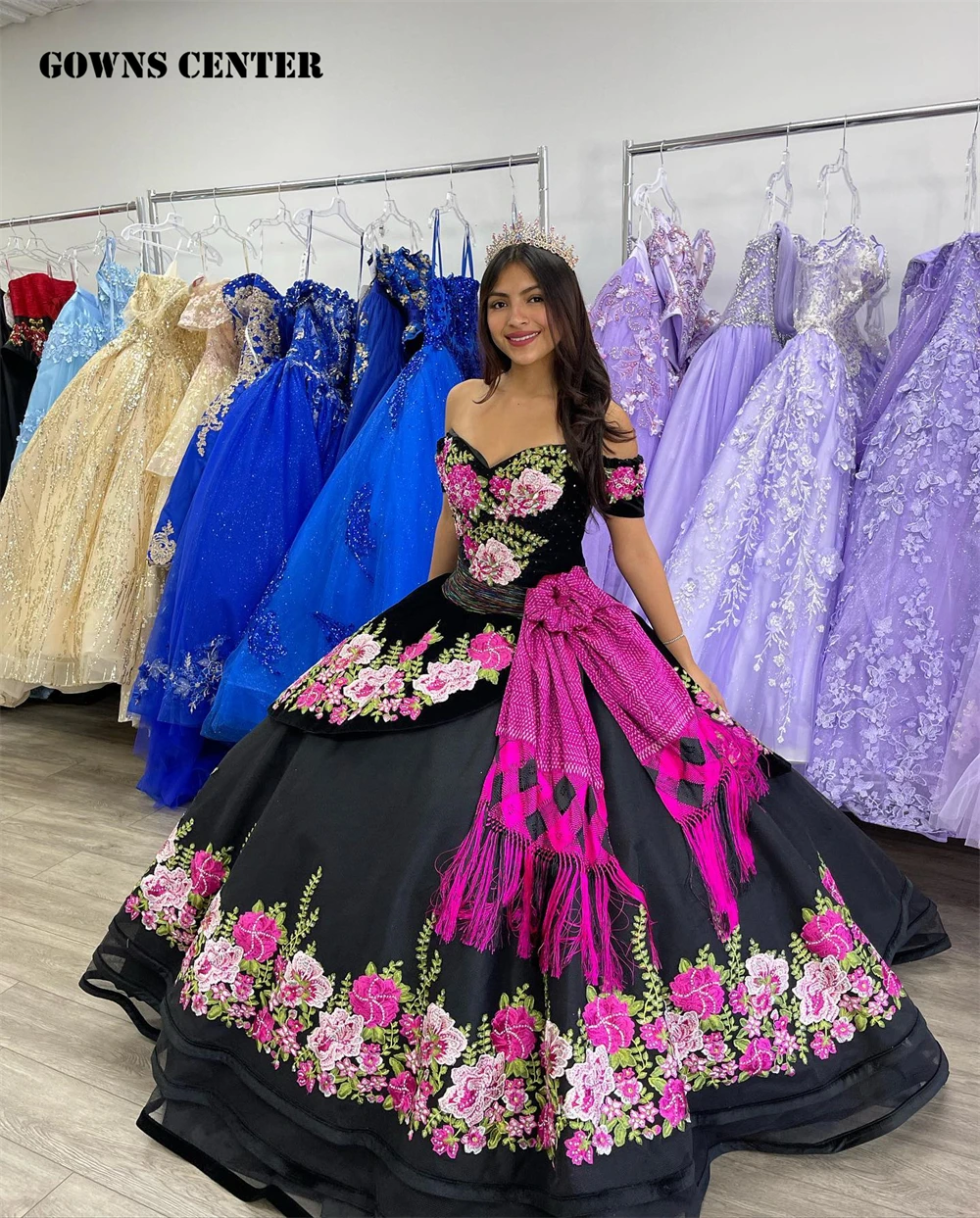 فستان كلاسيكي من المخمل الأسود المكسيكي فستان Quinceanera مع تطريز الزهور الوردي مشد فساتين الزفاف الحلو 16 أكوا