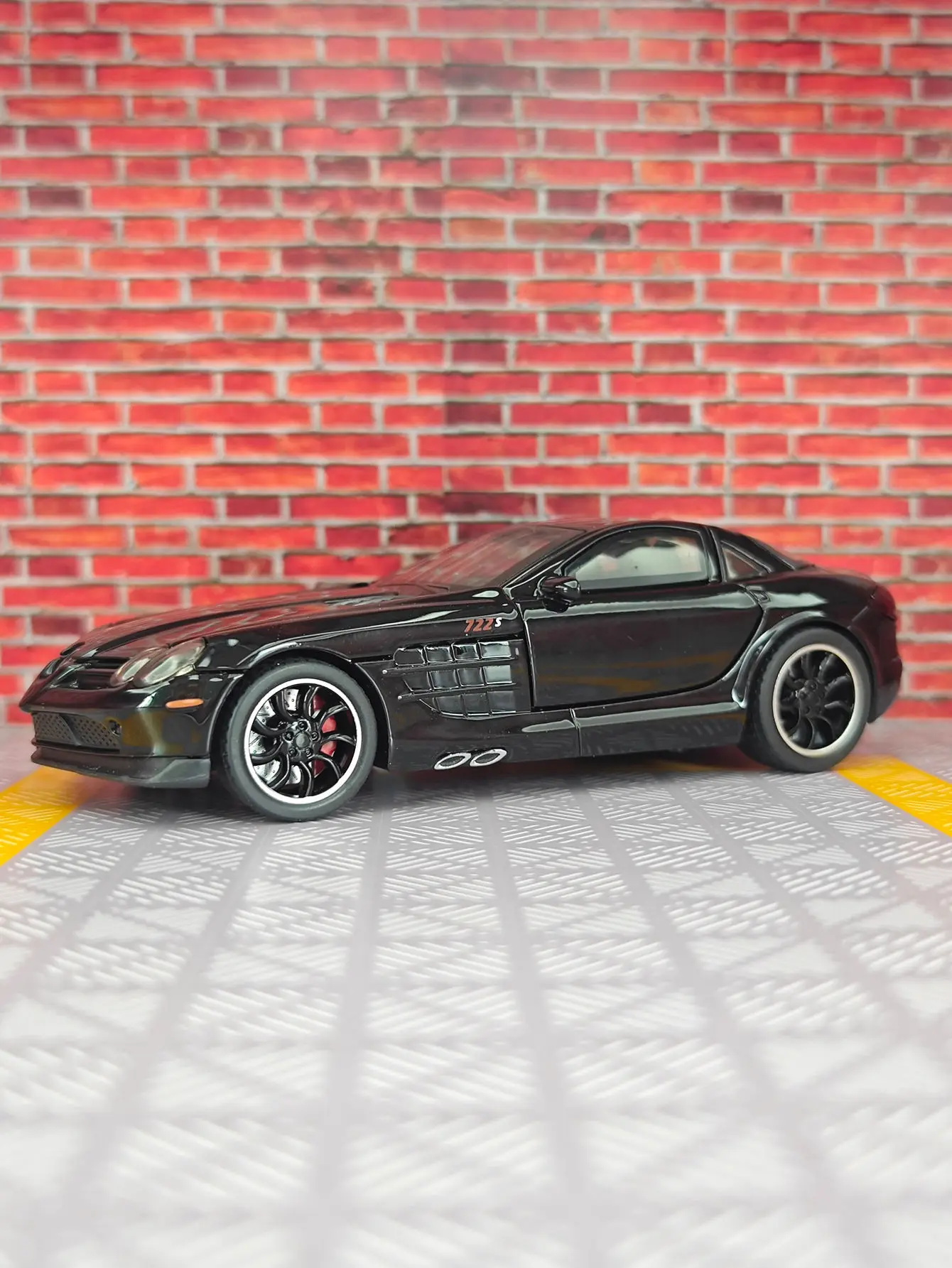 Modèle de voiture en alliage mercedes-benz SLR 1:32, ornements acousto-optique, portes de voiture pour enfants et coffre de capot pouvant être ouvert