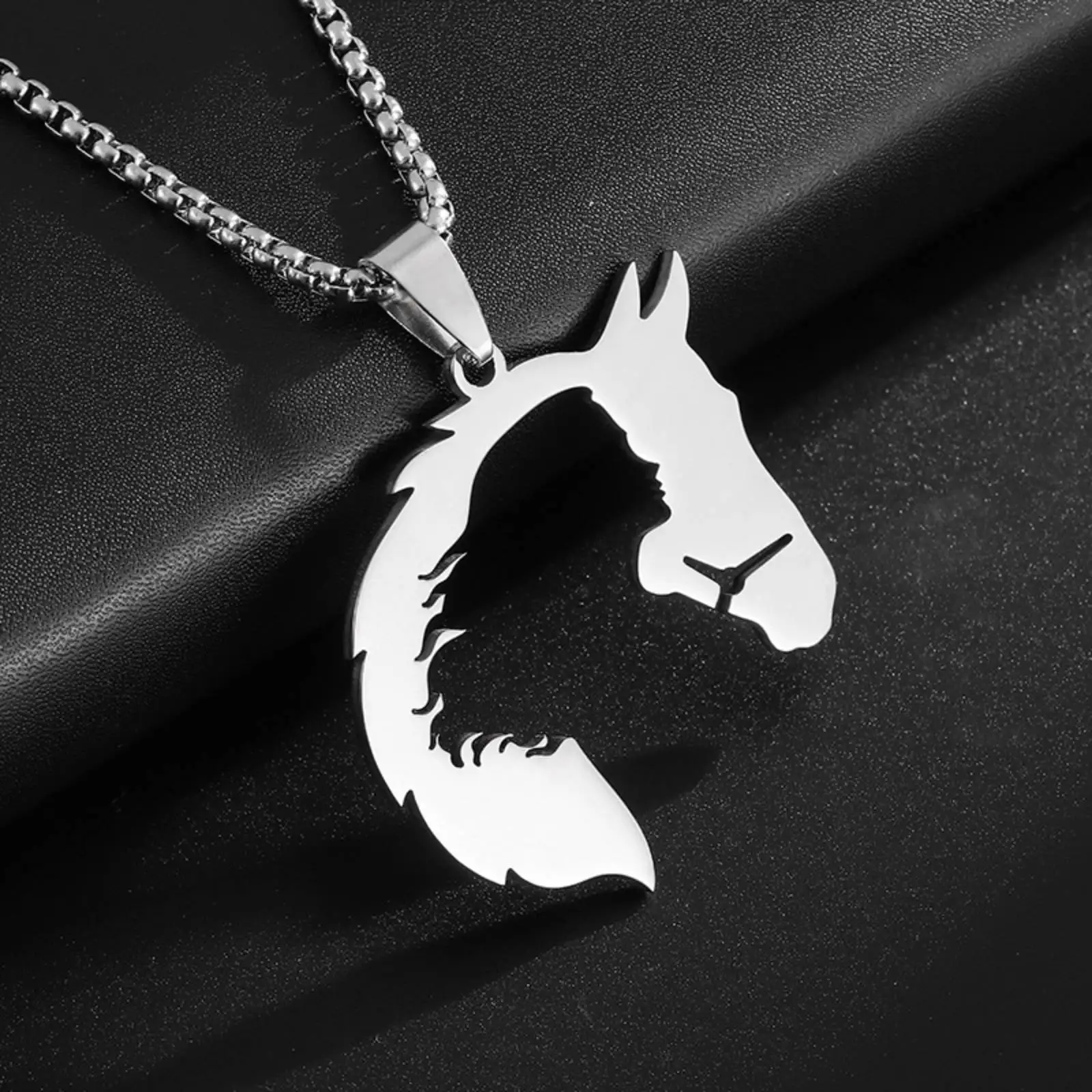 Halskette mit Pferdekopf-Anhänger aus Edelstahl für Damen und Herren, als Geschenk geeignet. – Detail 3