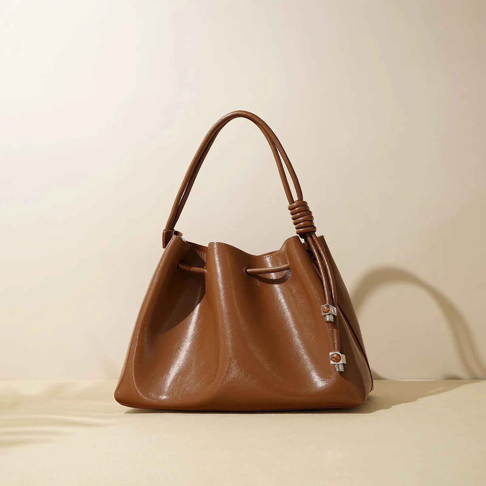 2025 Winter Leather Women's Bag Female Niche Commuter High-grade Portable Fashion Folds Clouds Designer Luxury Bag