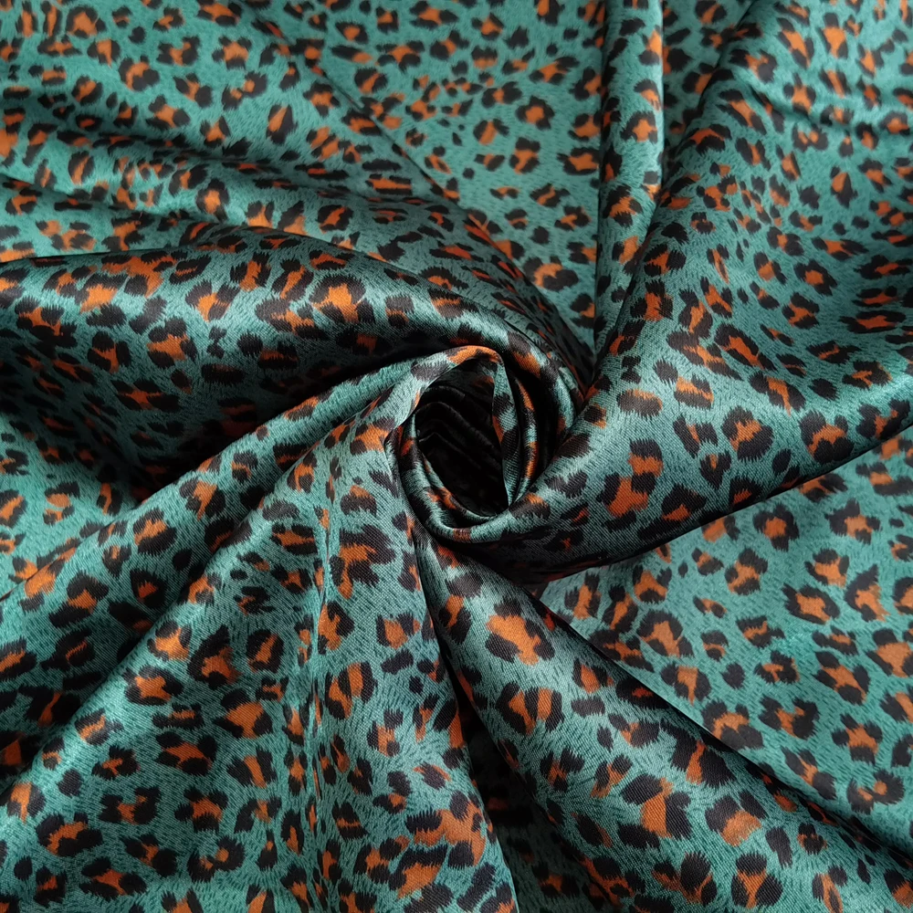1 Meter x 1,48 Meter Afrika-Leopardenmuster Satinstoff für Schals, Kleider, Pyjamas und Futter – Detail 37