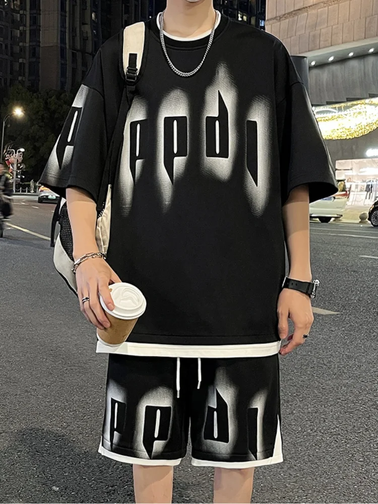 

Мужской летний спортивный комплект American High Street: футболка с коротким рукавом и креативным буквенным принтом, повседневный, дышащий, свободного кроя