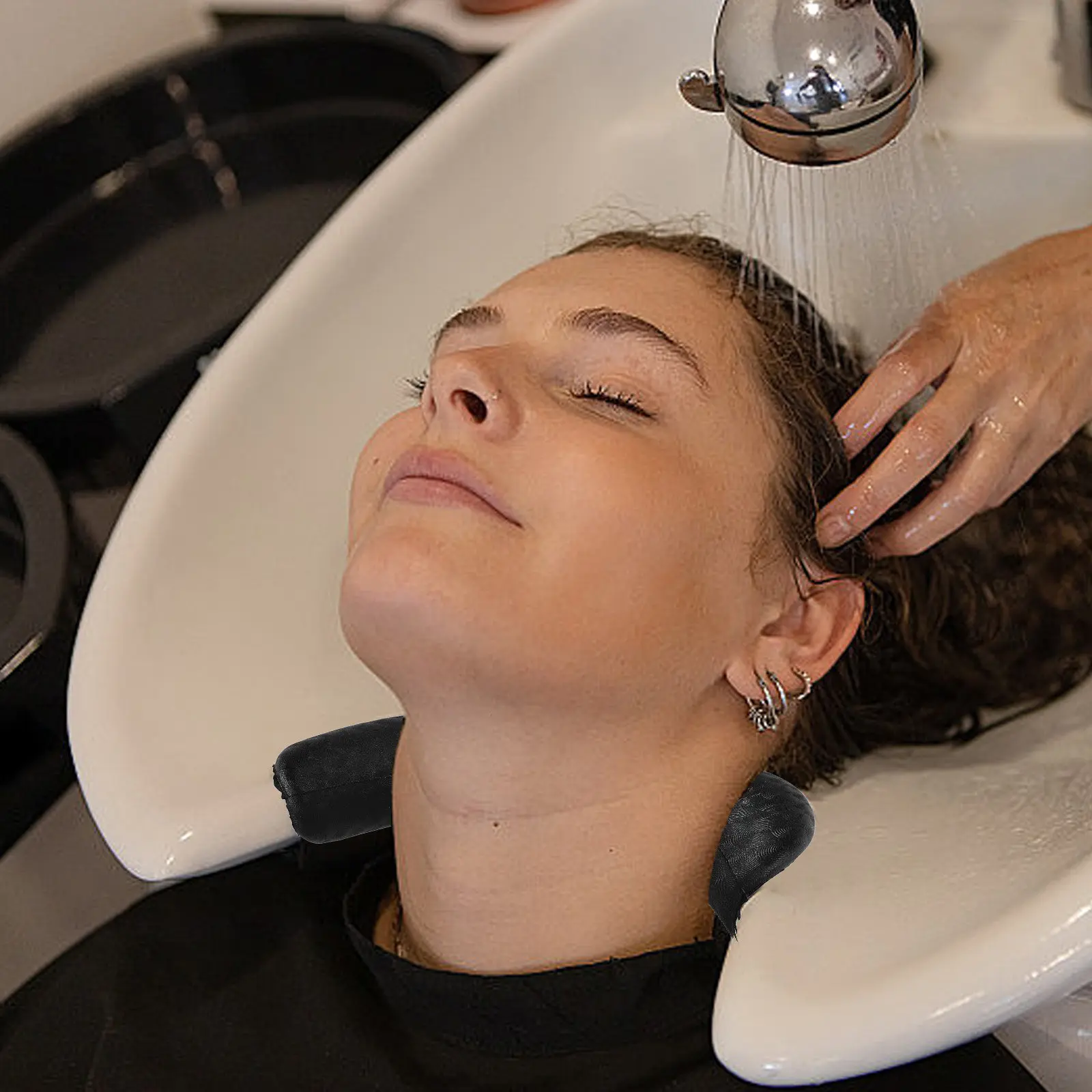 

Комплект из 2 подушек-подголовников для мытья головы в форме полумесяца, черные, нескользящие, из мягкого силикона, для салонов красоты и спа, для раковин и умывальников