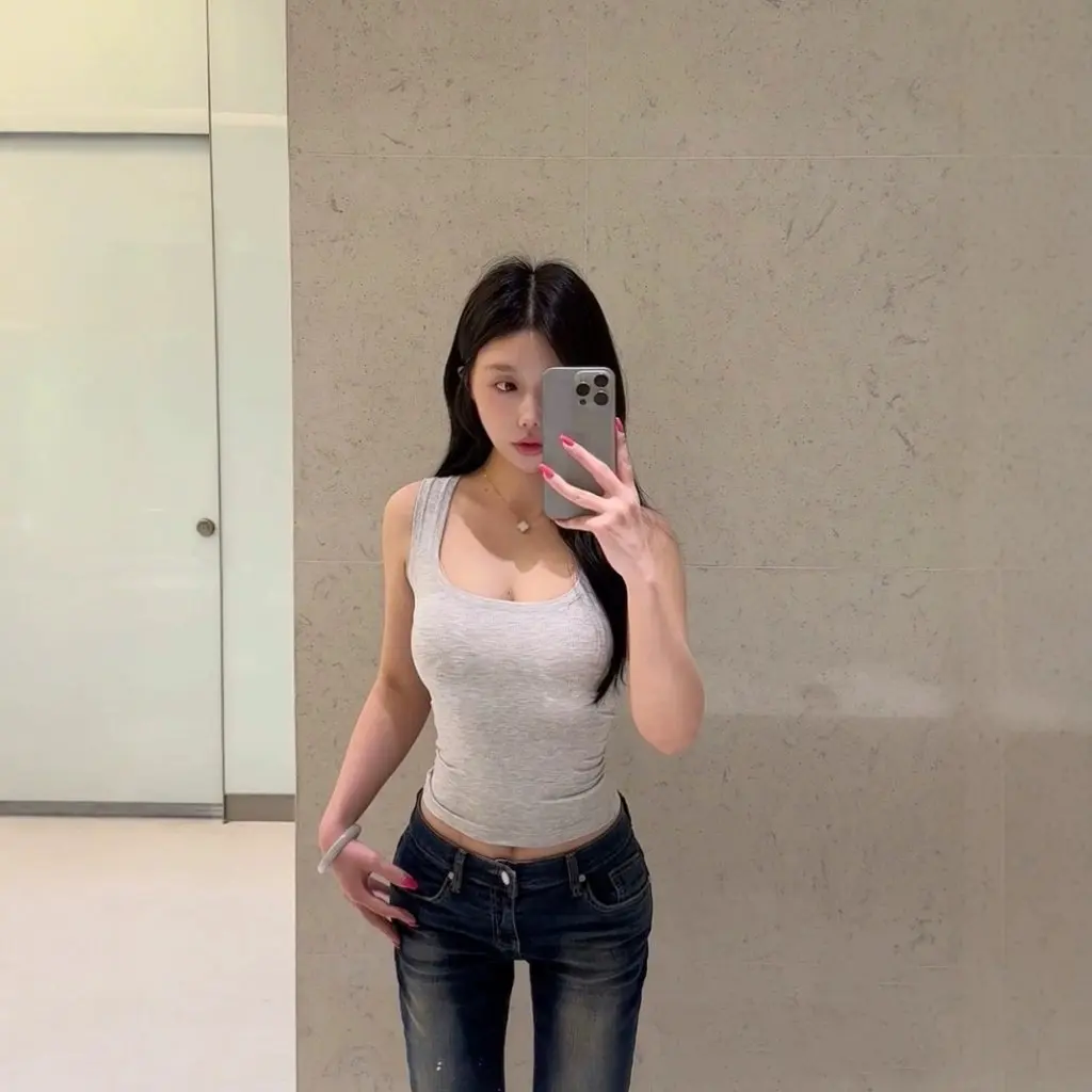 

Skms Soft Wide Shoulder Straps Sports Vest Slim Fit Covering Side Breasts Pure Color Casual Fashion for Women