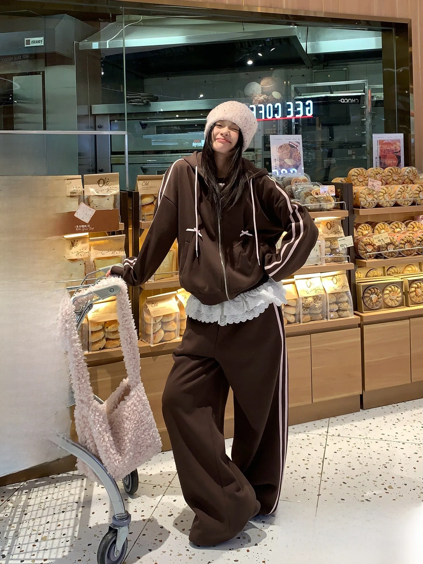 

Теплый комплект из худи и брюк на флисовой подкладке для женщин: свободный, удобный костюм из двух предметов, идеально подходит для зимы, повседневной носки и поездок на работу.