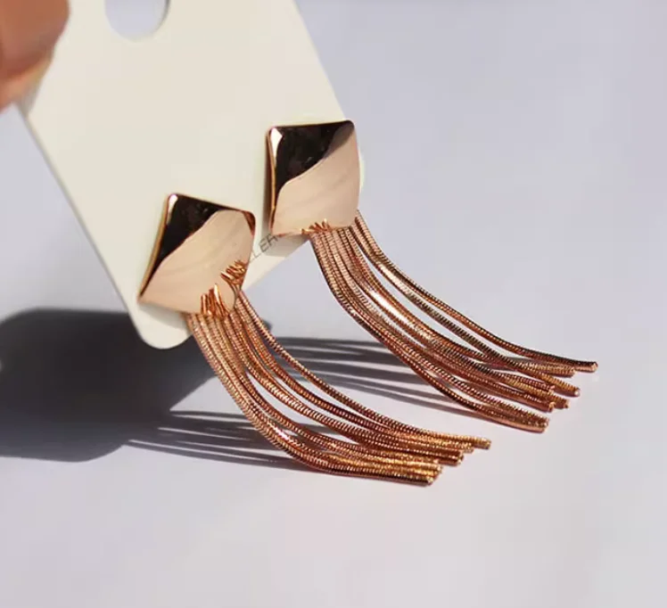 Boucles d'oreilles en diamant géométrique avec chaîne serpent exquise et élégante avec des pompons élégants et animés, boucles d'oreilles polyvalentes