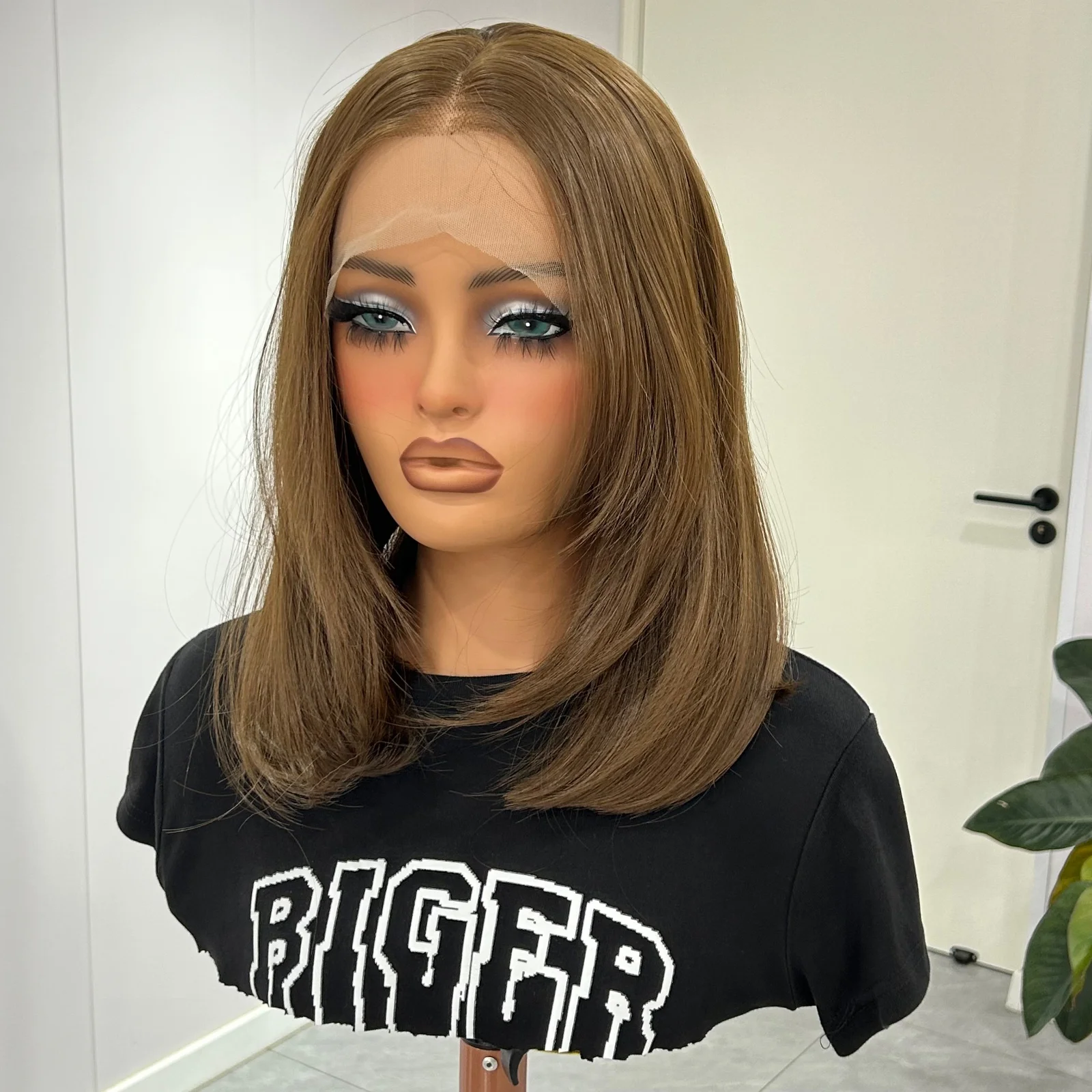 Короткий волнистый коричневый боб Синтетический парик Многослойный до плеч Средняя часть Натуральные прямые 13X4 Парики спереди на шнуровке для женщин Ежедневное использование