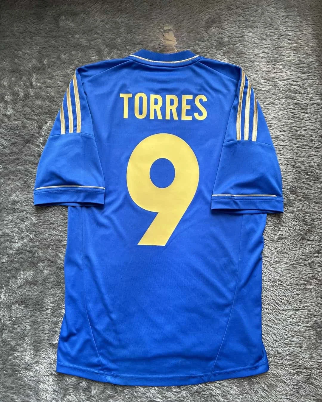 La camiseta local de Fernando Torres para la temporada de Chelsea 2012-2013 es una camiseta de entrenamiento versátil y moderna para hombres y mujeres