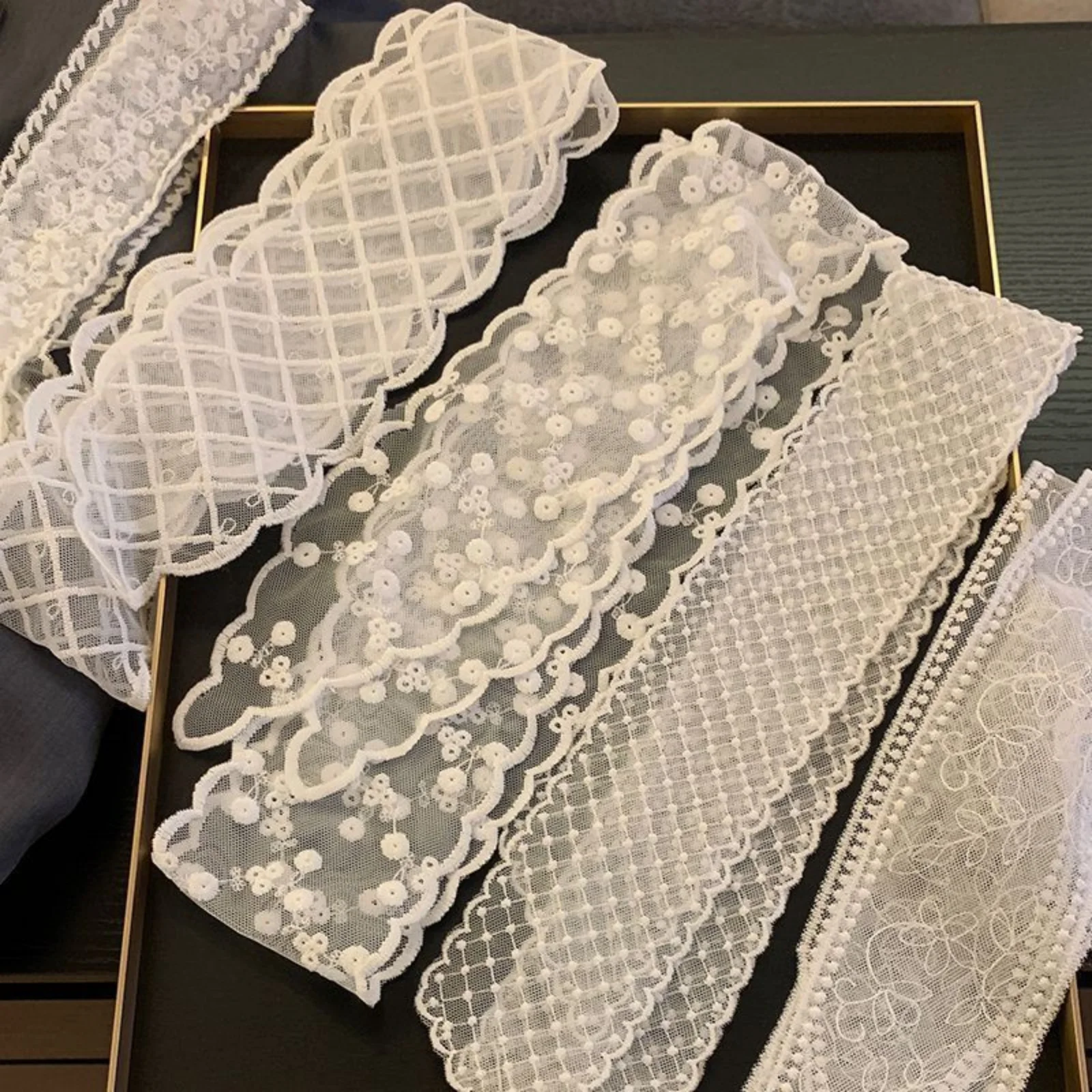 Koreanischer weißer Spitzenband-Schal für Damen, Frühling, eleganter langer Seidenschal, modisches Halsband, stilvolles dekoratives Halsaccessoire