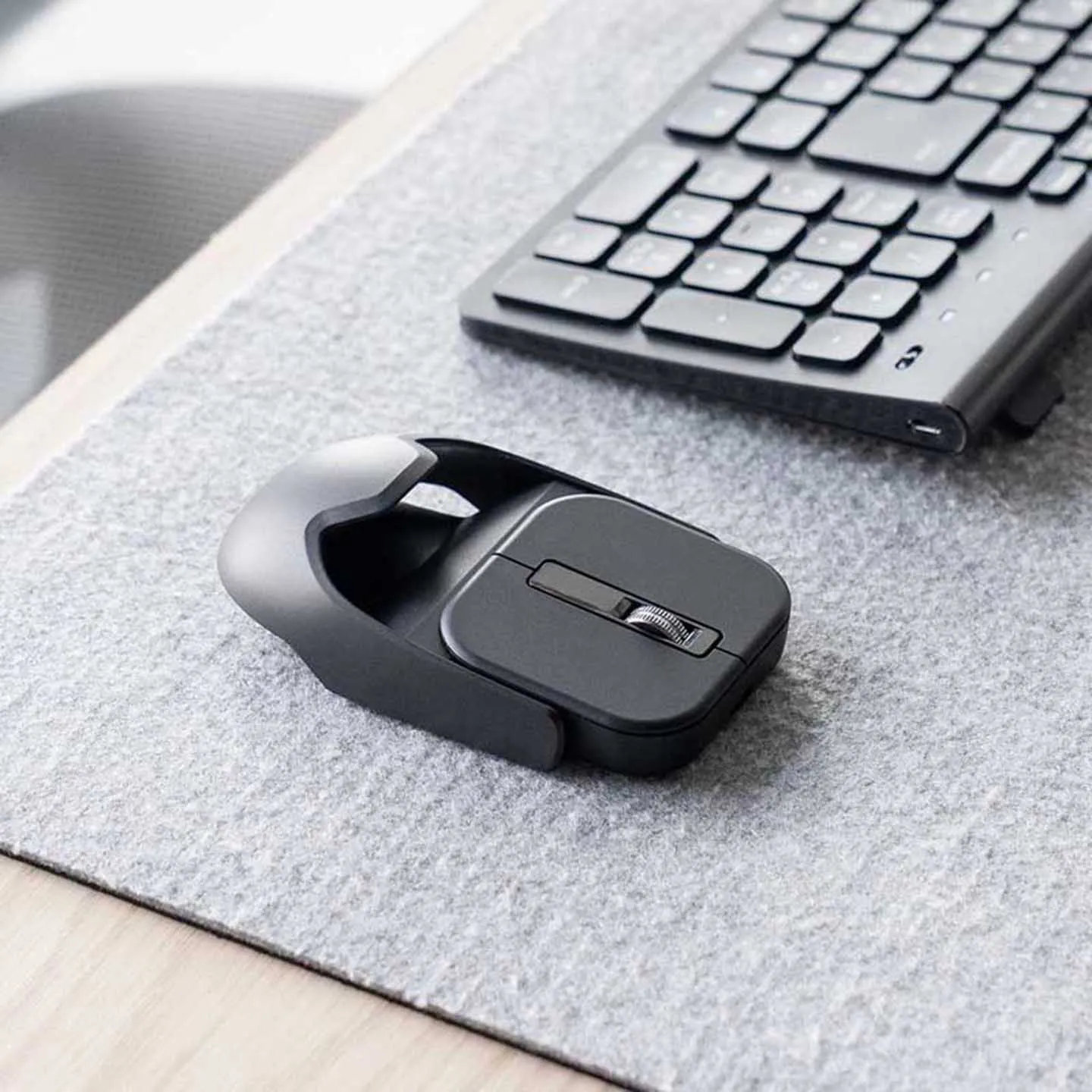 SANWA Wireless Mini Mouse  Dual Mode Bluetooth Magnetic Attraction Split-type Lightweight Mouse Ergonomics Long Battery Life
