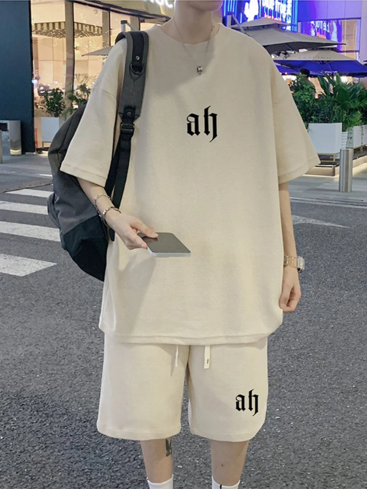 

Летний тонкий комплект для мужчин: повседневная футболка цвета хаки в американском стиле и модные шорты для создания молодежного образа.