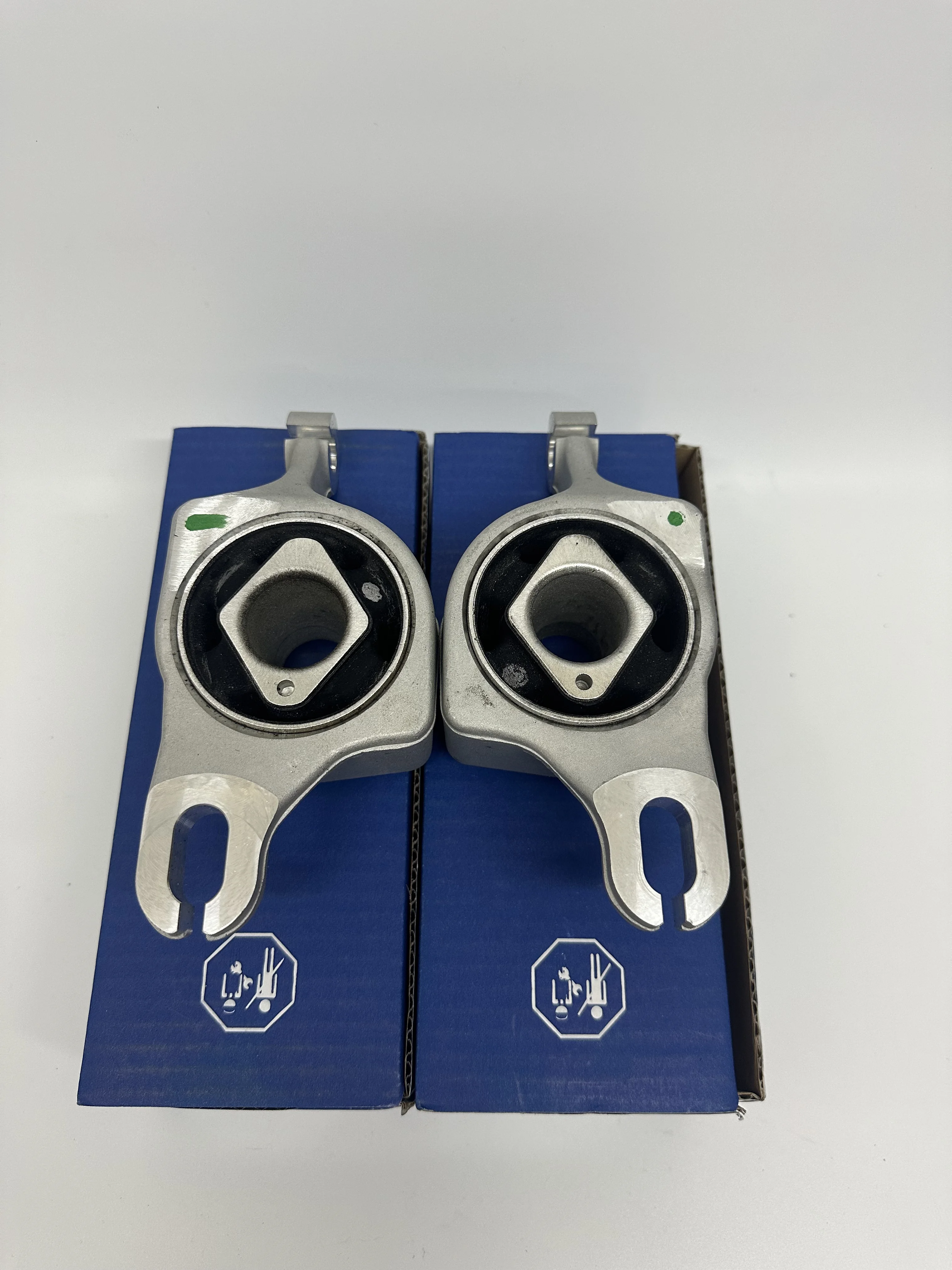 1663300143,1663300243 A pair of prices brand new around lateral control arm tray bushings for the mercedes-benz W164, W166, ML35