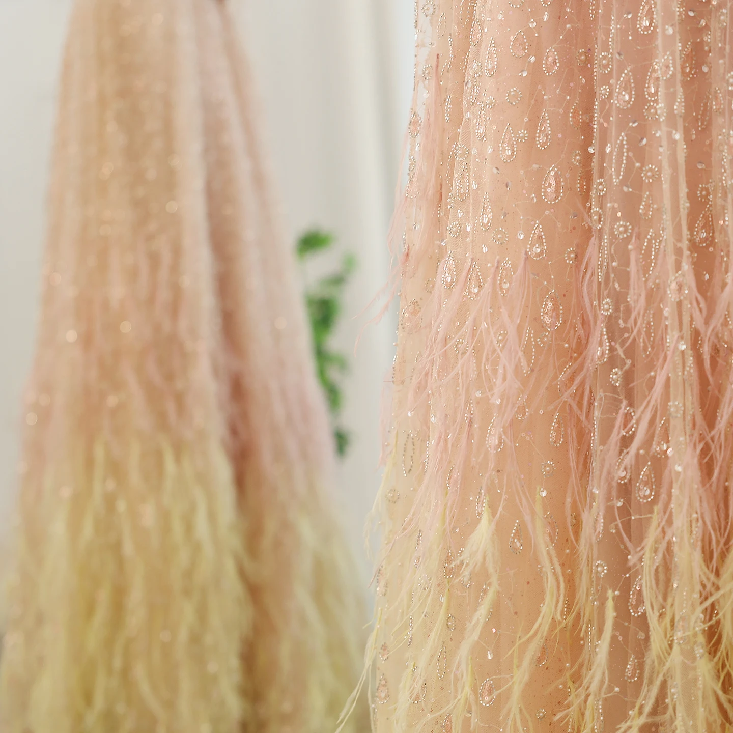 Sharon Said Luxuriöses Federkleid mit einer Schulter und Cape-Ärmeln in Roségold und Flieder für Hochzeitsfeiern, Modell SS438, Maßanfertigung – Detail 9