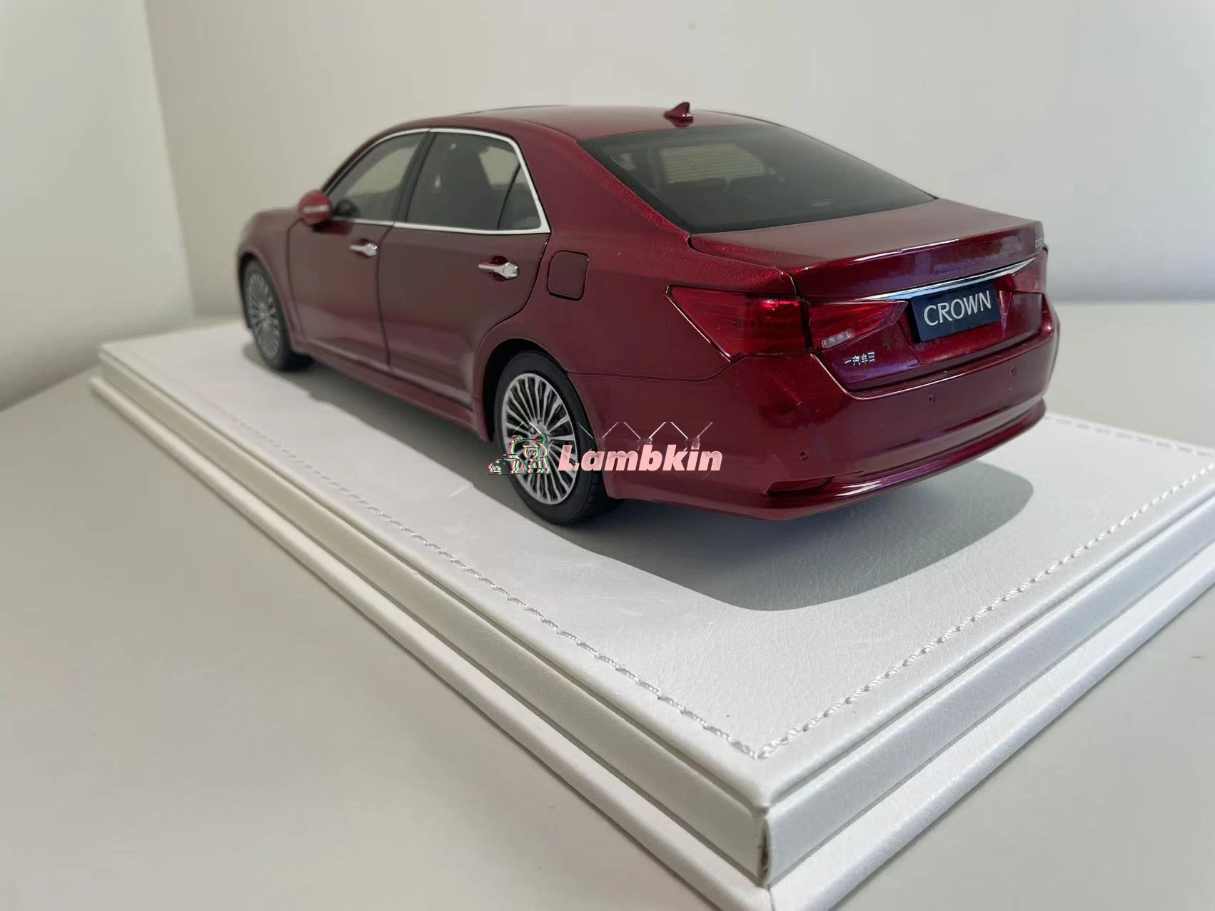 Diecast 1:18 Scale 2015 14-Generation red Crown Simulation Alloy Car Model Static Display Collection Souvenir Gift Decoration