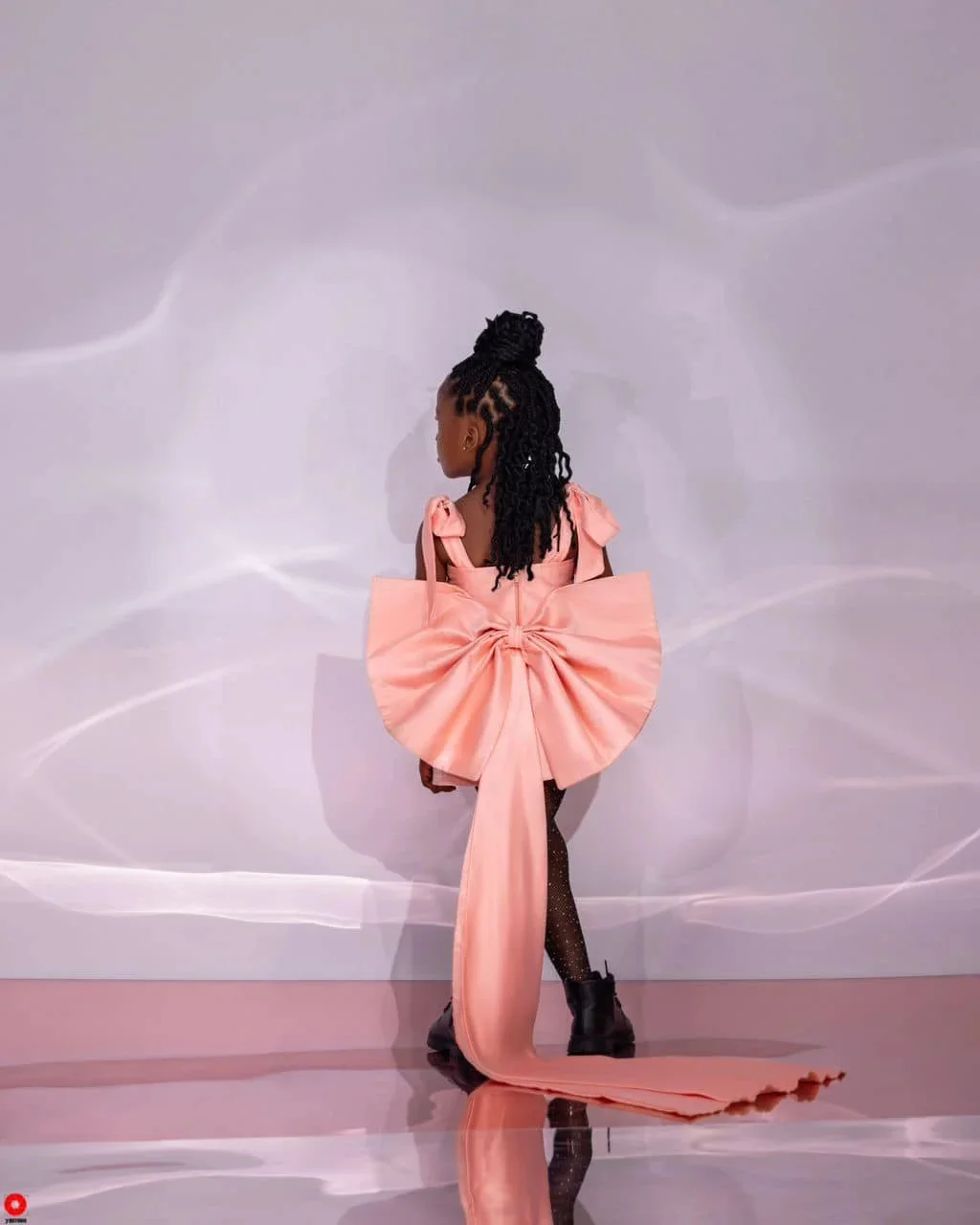 カスタマイズされたサテンフラワーガールドレス結婚式用ノースリーブ弓エレガントな子供の誕生日パーティー写真撮影宴会夜会服