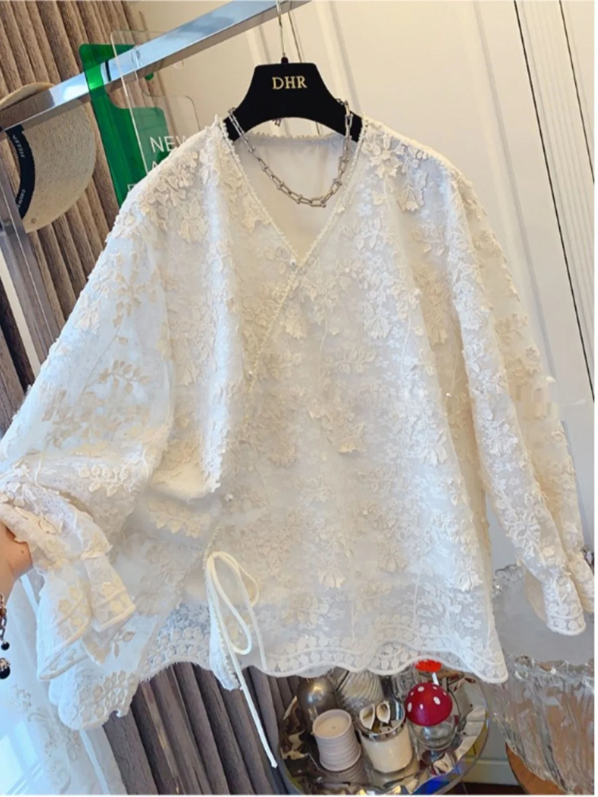 

Новинка 2025, весна-лето, жемчужный v-образный вырез, кружевная свободная футболка, повседневный модный китайский топ для похудения для женщин