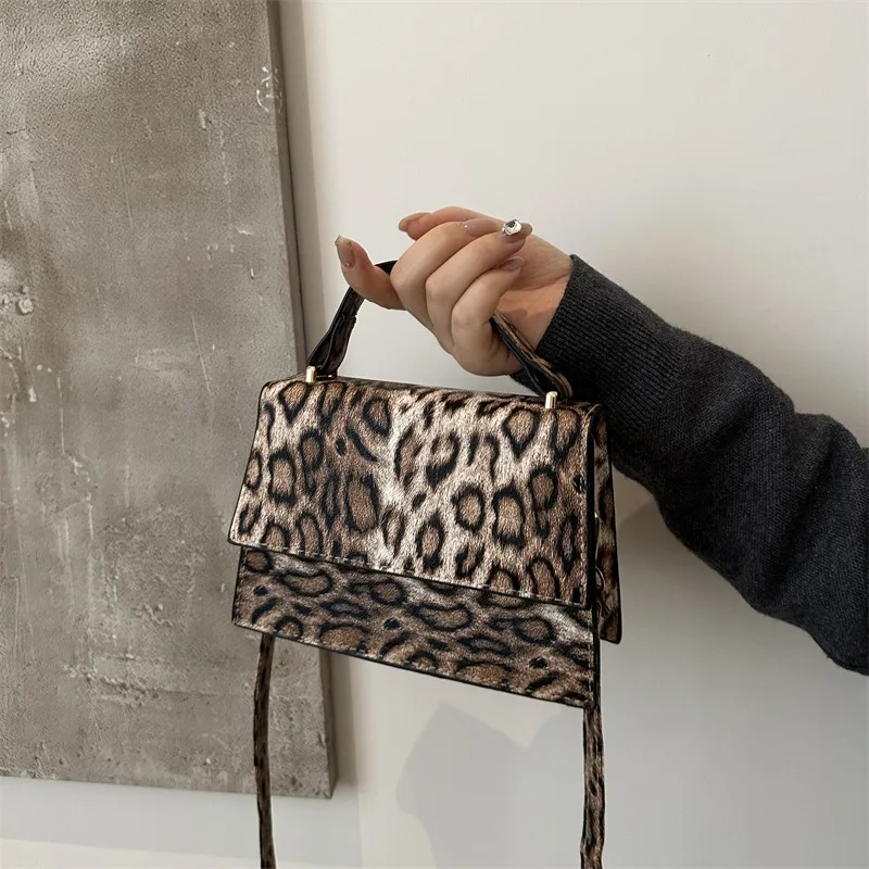 

Винтажная квадратная сумка, элегантный кошелек с верхней ручкой для женщин, сумка через плечо в стиле ретро, шикарная сумка для дня и ночи, необходимая сумка этого года ​